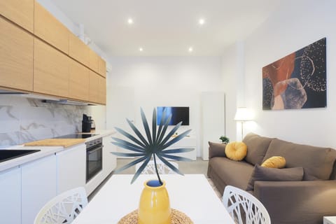 TV and multimedia, Kitchen or kitchenette, Living room, Seating area