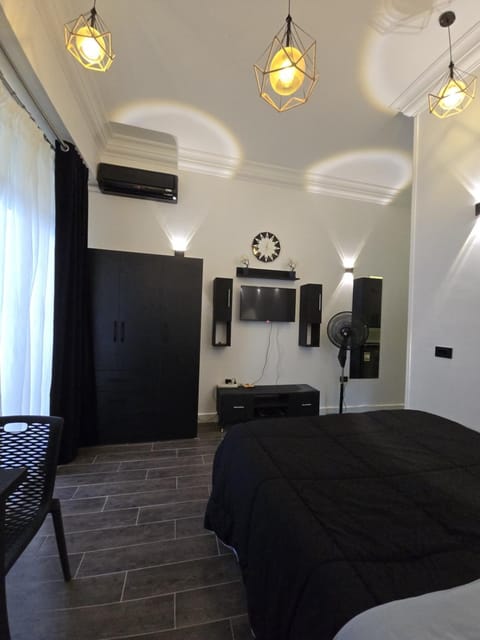 Communal lounge/ TV room, Bed, TV and multimedia, Living room, Photo of the whole room, Seating area, Evening entertainment, Bedroom, air conditioner