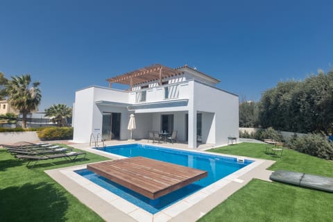 Property building, Garden, Swimming pool, sunbed