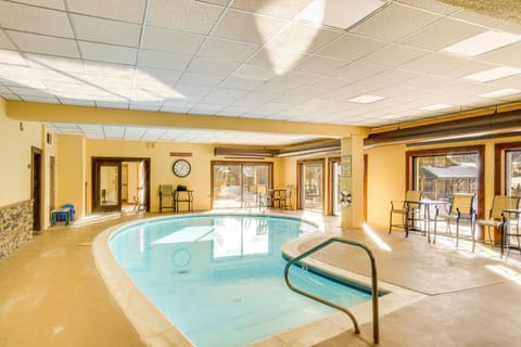 Snow Mountain Condo Hot Tub and Shuttle to Resort Apartment in Dover