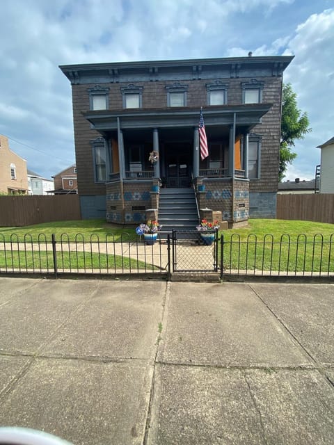 Charming Wheeling Island Home House in Ohio