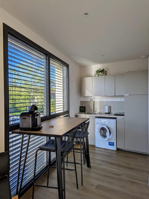 Coffee/tea facilities, Kitchen or kitchenette, Dining area, stove, washing machine