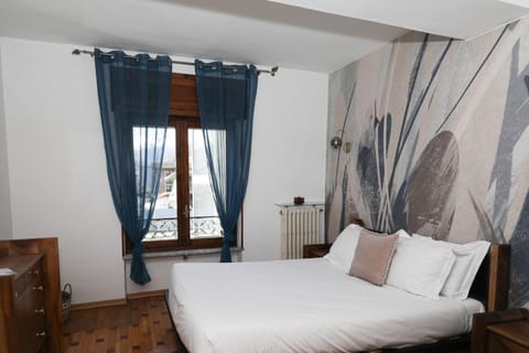 Bed, Photo of the whole room, Seating area