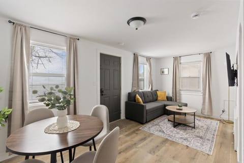 TV and multimedia, Living room, Seating area, Dining area