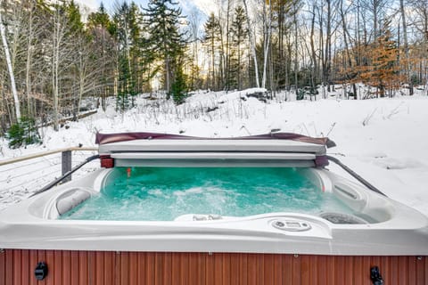 11 Mi to Sugarbush Eclectic Ski House with Hot Tub! House in Roxbury