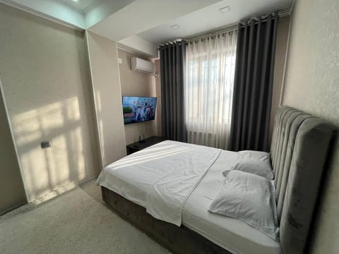 Bed, TV and multimedia, Bedroom, towels, air conditioner