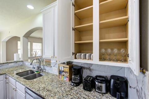 Elegant Retreat at Katy Houston, 2330 sf, 4 Bedroom 2 and Half Baths, Game Room, King Bed, BBQ, Located near Katy Asian Town, Typhoon Waterpark House in Houston