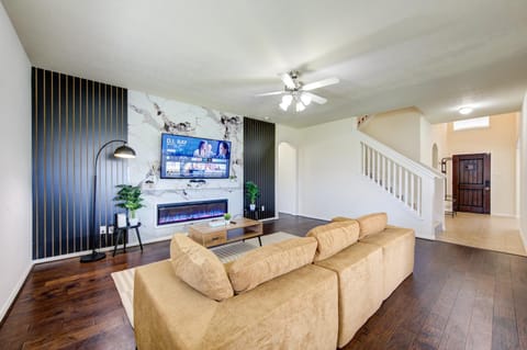 Elegant Retreat at Katy Houston, 2330 sf, 4 Bedroom 2 and Half Baths, Game Room, King Bed, BBQ, Located near Katy Asian Town, Typhoon Waterpark House in Houston