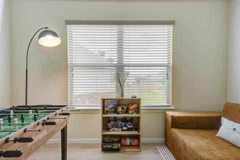 Elegant Retreat at Katy Houston, 2330 sf, 4 Bedroom 2 and Half Baths, Game Room, King Bed, BBQ, Located near Katy Asian Town, Typhoon Waterpark House in Houston