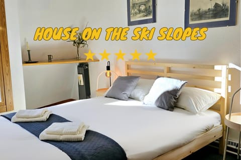 Bed, Property logo or sign, Photo of the whole room, Bedroom