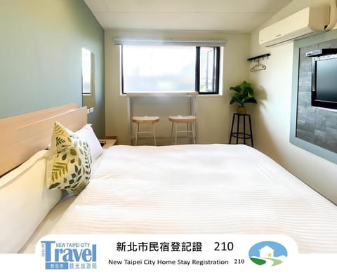 Bed, TV and multimedia, Photo of the whole room, Bedroom, Text overlay, air conditioner