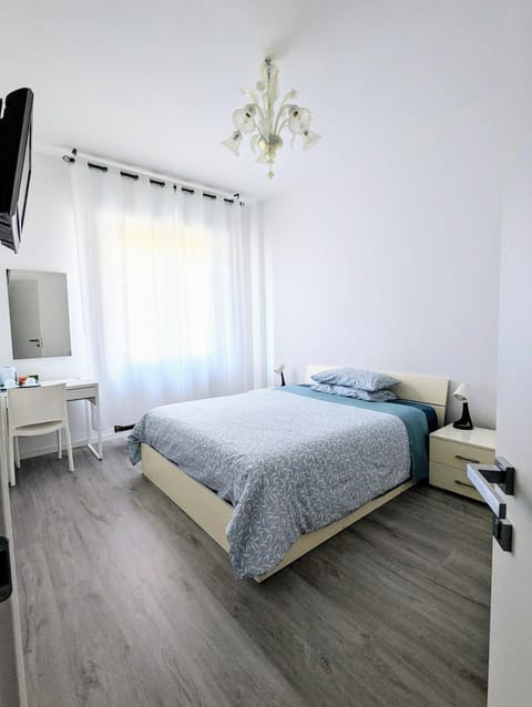 Bed, TV and multimedia, Bedroom