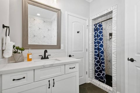 Huge home 5min from FQ! 5BR, outdoor seating! House in New Orleans