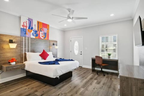 Huge home 5min from FQ! 5BR, outdoor seating! House in New Orleans