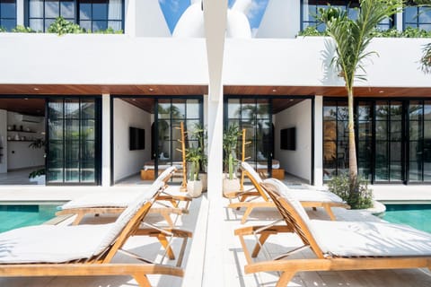 The Ultimate Villa - 8BR in Canggu Cook Included Villa in North Kuta