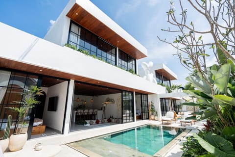 The Ultimate Villa - 8BR in Canggu Cook Included Villa in North Kuta