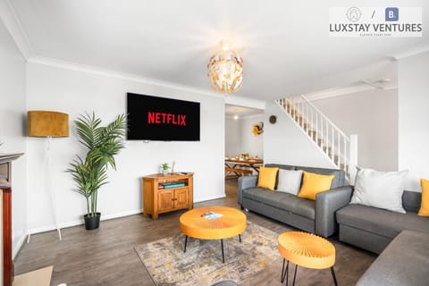 Communal lounge/ TV room, TV and multimedia, Living room, Seating area, Evening entertainment