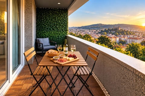 Natural landscape, View (from property/room), Balcony/Terrace, City view, Mountain view