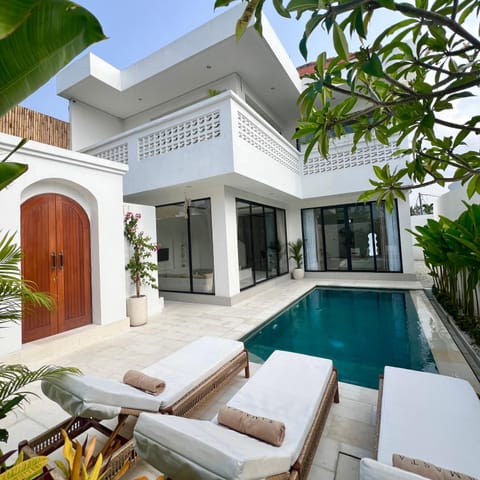 Property building, Balcony/Terrace, Pool view, Swimming pool, sunbed