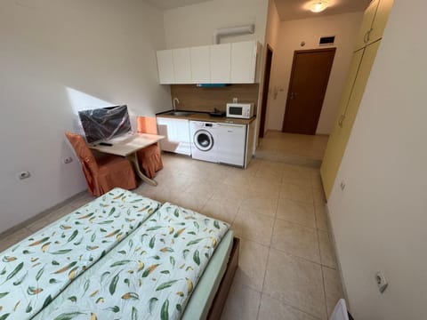 Bed, Kitchen or kitchenette, Photo of the whole room, Bedroom, stove, washing machine