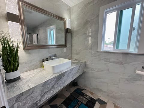 Luxe Stay Room with Private Bathroom 55 Vacation rental in Compton