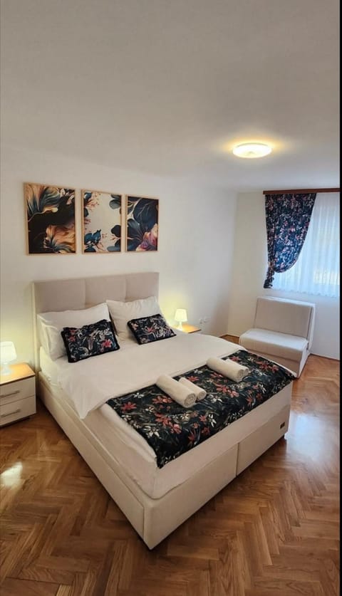 Bed, Photo of the whole room, Decorative detail, Bedroom