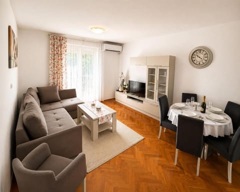 TV and multimedia, Living room, Seating area, Dining area, air conditioner