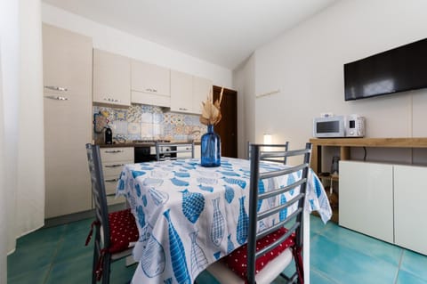 Kitchen or kitchenette, microwave, air conditioner