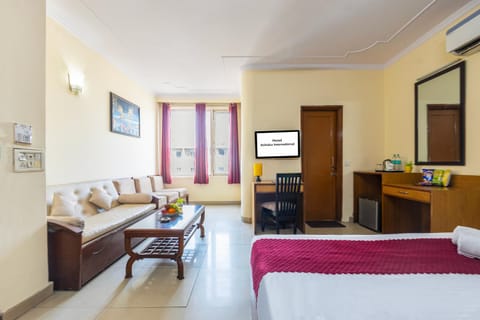 Bed, TV and multimedia, Living room, Photo of the whole room, Seating area, Dining area, Bedroom, air conditioner