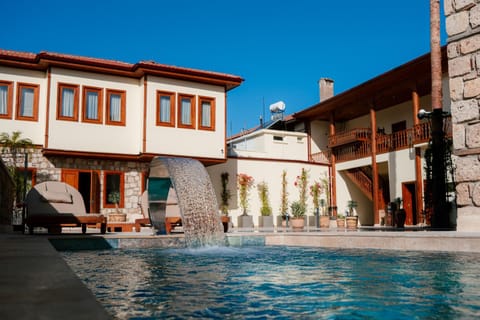 Property building, Day, Pool view, Swimming pool
