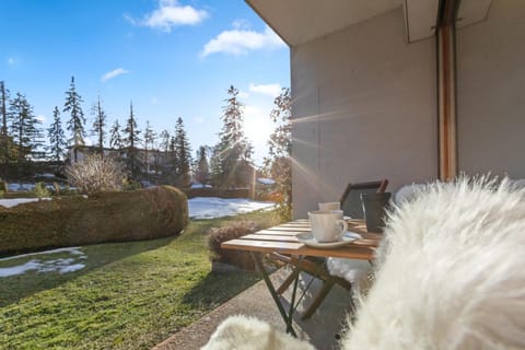 Patio, Day, Natural landscape, Garden, Garden, View (from property/room), Balcony/Terrace, Living room, Dining area, Garden view