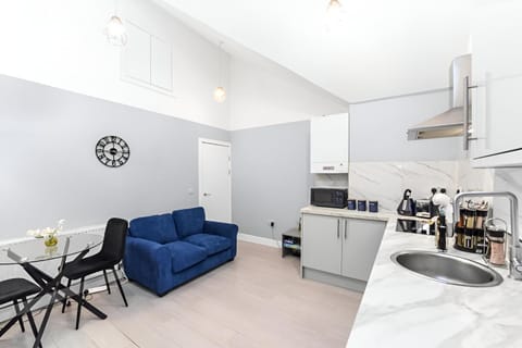 Coffee/tea facilities, Kitchen or kitchenette, Living room, Seating area, Dining area, minibar, oven, stove