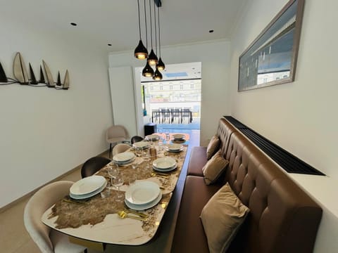 Food and drinks, Dining area, Food