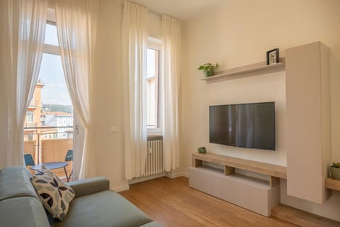 TV and multimedia, Balcony/Terrace, Living room, City view, internet
