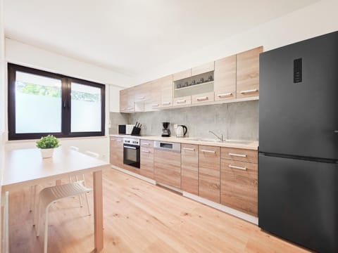Coffee/tea facilities, Dining area, dishwasher, microwave, oven, stove, kitchen
