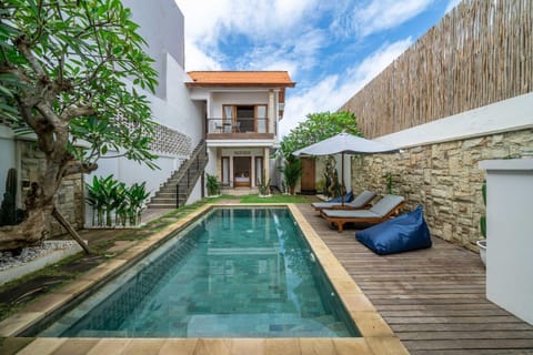 Property building, Patio, Day, Natural landscape, Garden, Seating area, Garden view, Pool view, Swimming pool, Swimming pool, sunbed