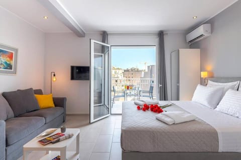 Bed, TV and multimedia, View (from property/room), Balcony/Terrace, Balcony/Terrace, Living room, Photo of the whole room, Seating area, air conditioner