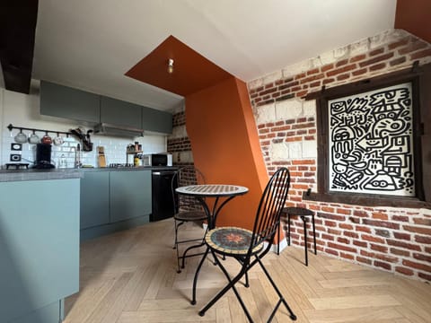 Kitchen or kitchenette, Dining area