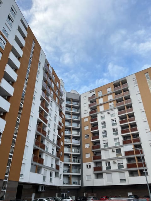 Property building, Neighbourhood, Location