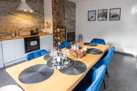 Kitchen or kitchenette, Living room, Seating area, Dining area