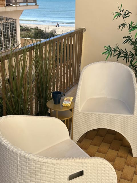 Natural landscape, View (from property/room), Balcony/Terrace, Seating area, Sea view