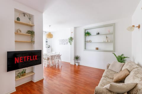 Communal lounge/ TV room, TV and multimedia, Living room, Seating area, Dining area, Evening entertainment