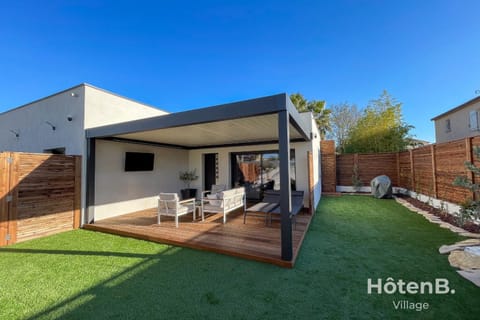 Property building, Patio, Day, Garden, Garden view