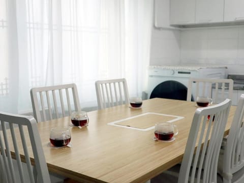 Kitchen or kitchenette, Dining area