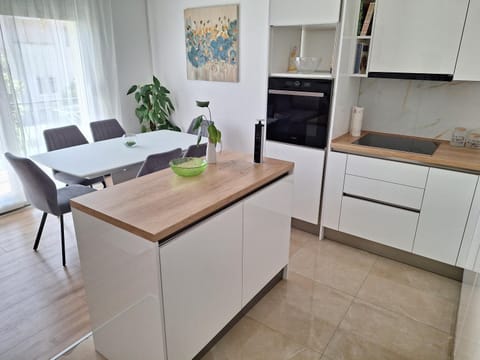 Dining area, kitchen