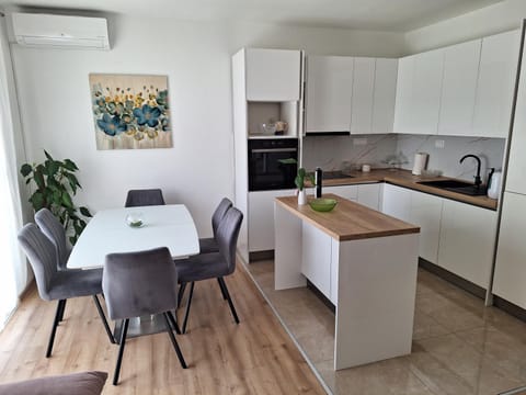 Dining area, kitchen