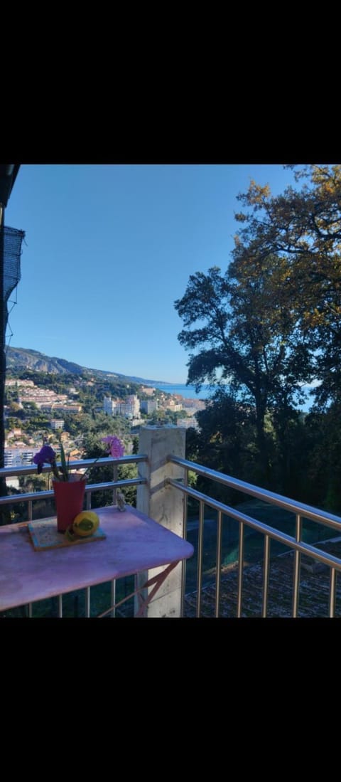 Mini Chalet Nature proche mer à Menton Chalet in Roquebrune-Cap-Martin