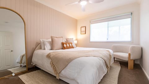Bed, Photo of the whole room, Bedroom