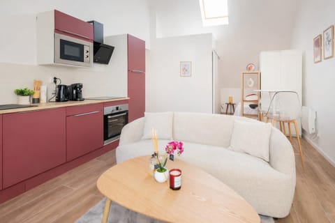 TV and multimedia, Coffee/tea facilities, Kitchen or kitchenette, Living room, Seating area, Dining area, oven, stove, toaster