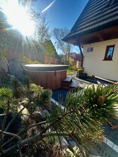 Property building, Spring, Day, Garden, Hot Tub, Garden view